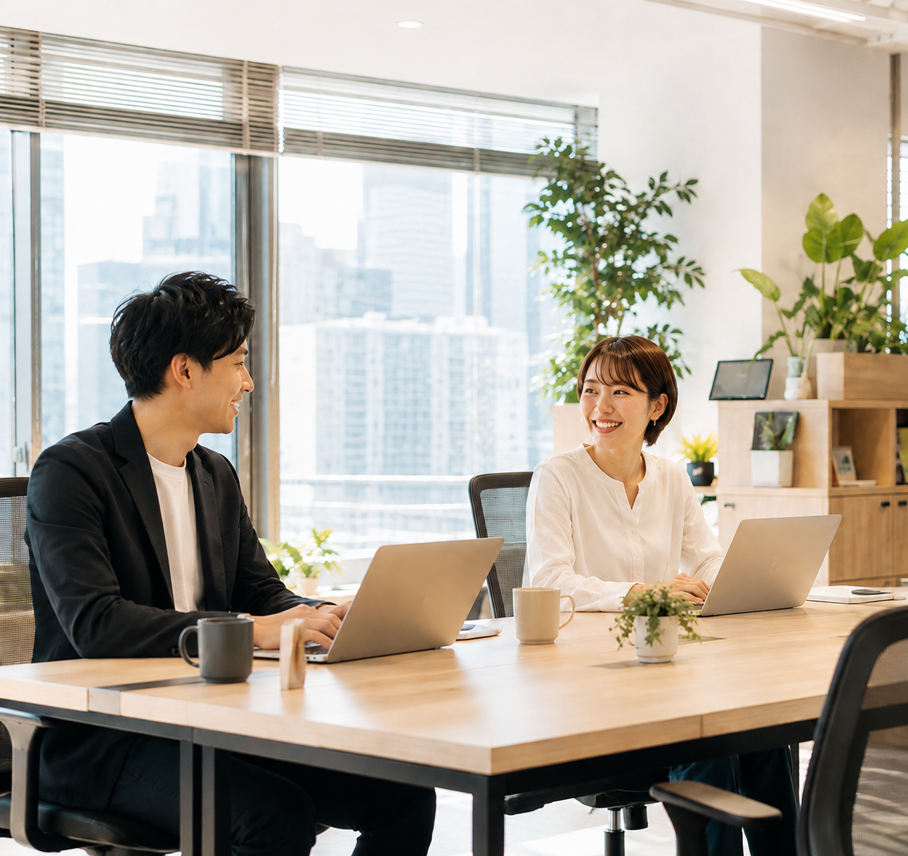 オフィスで話し合う社員